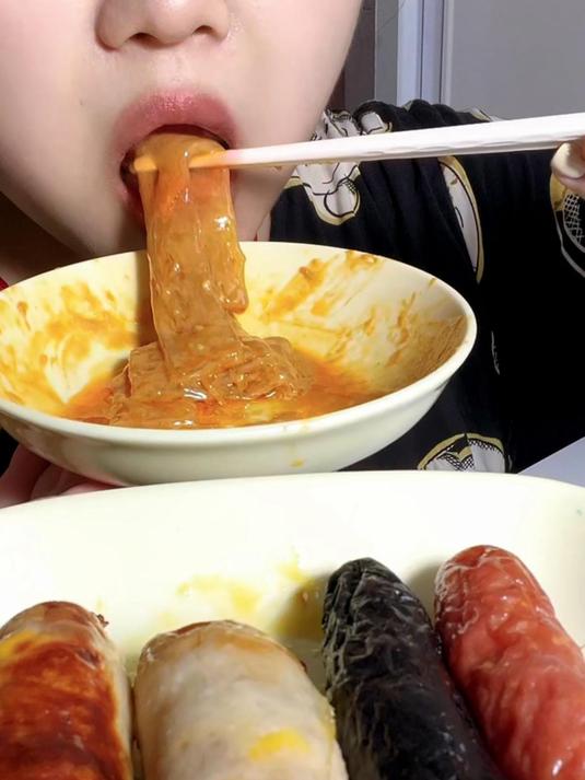 今天吃流汁麻酱宽粉+烤肠~