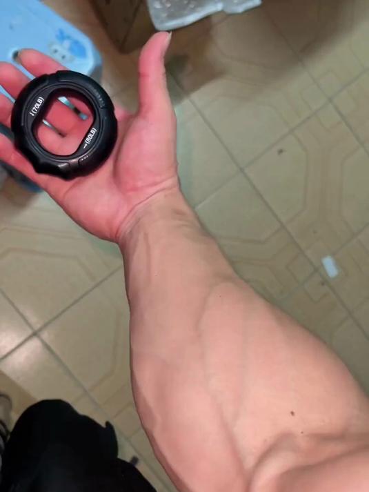 学生也可以随时带着练小臂,增强肌肉健身自律