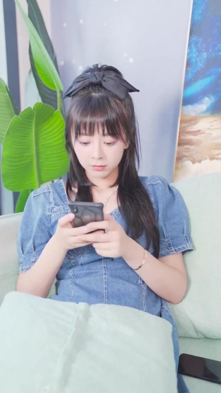 呵呵,谁还不是帅气小奶狗呢?你说是吧～