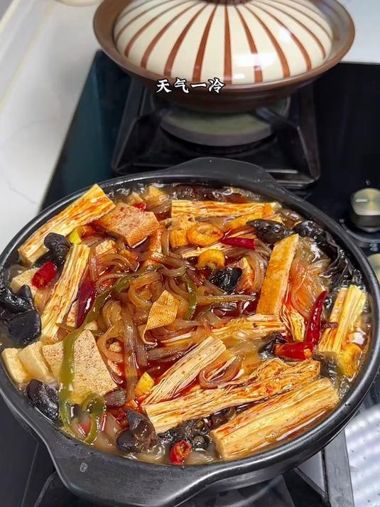 天凉了给家人做上一锅热乎乎的砂锅烩菜