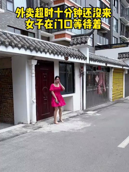 外卖超时，女子却给外卖小哥好评，得知真相让人暖心！