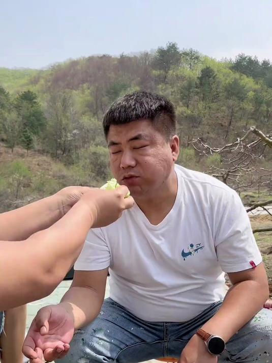 户外朝鲜族烤肉包菜,今天老二使劲安排一顿