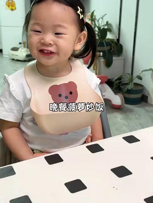 吃菠萝的季节当然少不了菠萝虾仁炒饭啦～酸甜可口