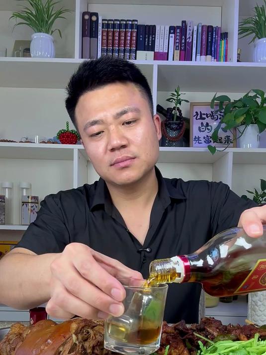 下班回家做一个软烂脱骨的酱肘子 再来个辣炒鸡架