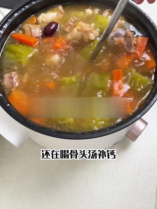 生津止渴苦瓜黄豆,炖排骨清甜滋润超解渴