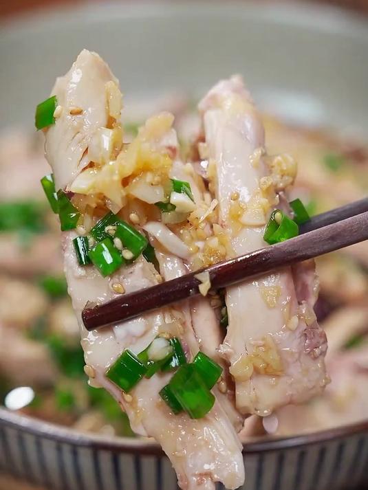凉拌手撕鸡做法简单,鸡肉鲜嫩多汁