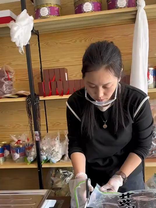 真正牦牛肉干的价格一般每斤要在一百二三以上，不然就不对了