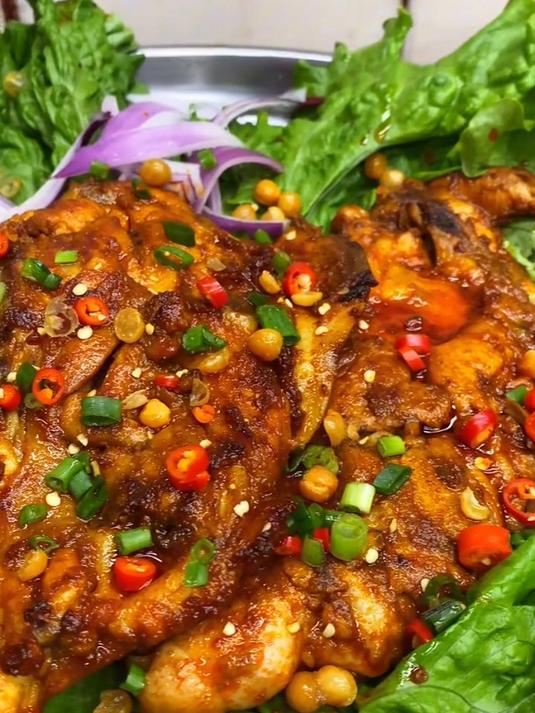 铁板鸡架,夜市小吃扛把子,大铁板一压,滋滋冒油,好吃极了