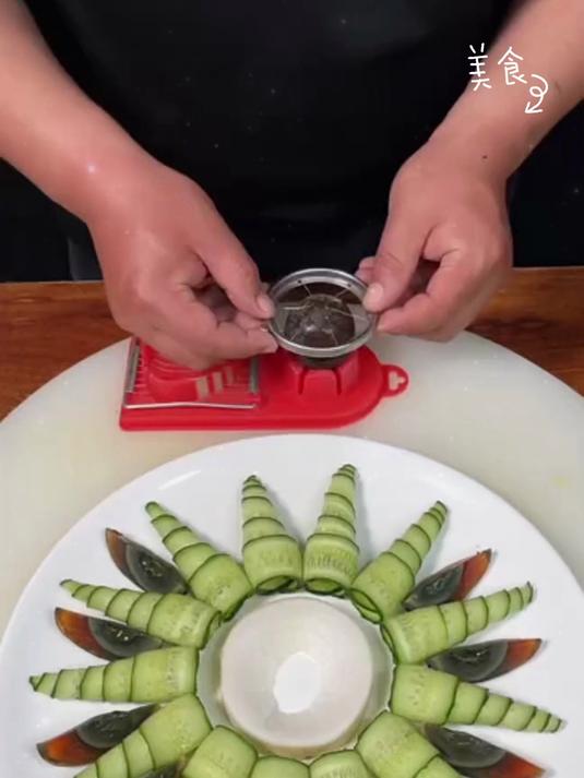 用黄瓜皮蛋做的摆盘