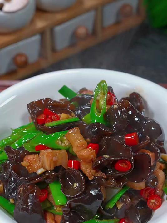 做法超简单的木耳炒肉，肉质厚实又香又下饭