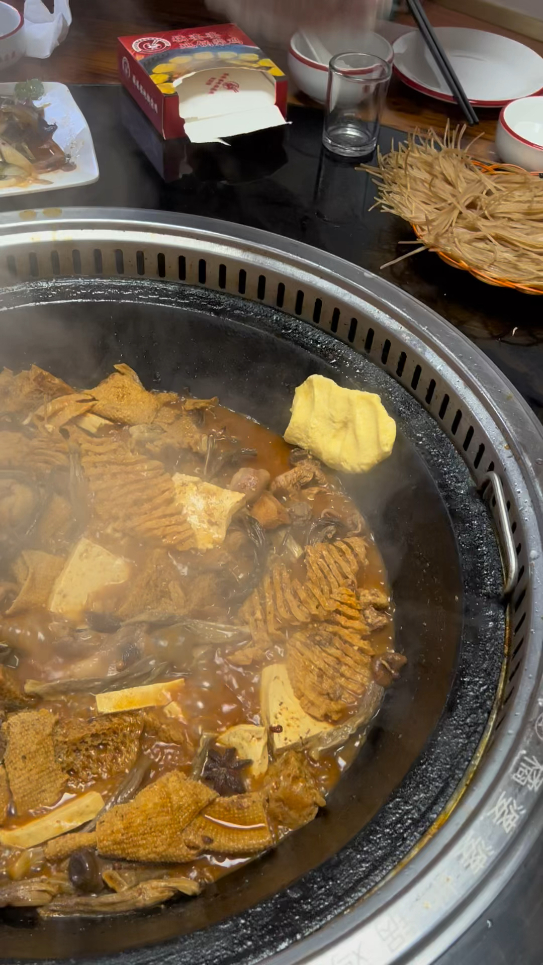 过冬天冷吃就吃地锅炖,干豆角豆腐串必点,主食就选大鹅和小公鸡,保证好吃你看咋样?