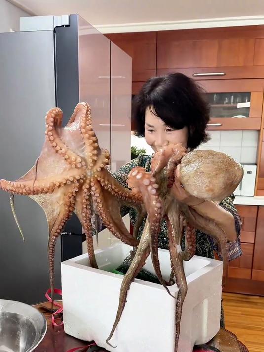 婆婆今天买了两只超大章鱼 做章鱼海鲜锅 嘎嘎鲜