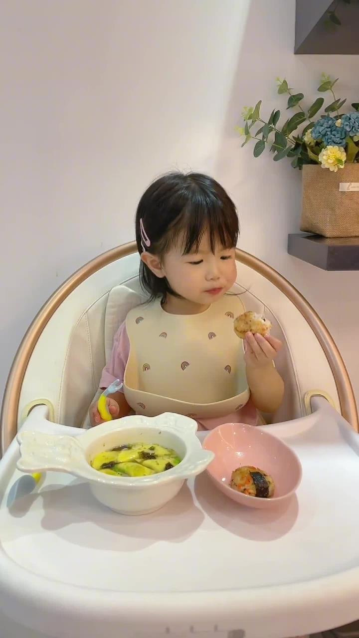 香喷喷的照烧饭团,还做了蛋饺虾皮汤,有肉有菜有汤有主食,今天