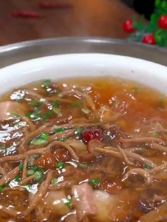 茶树菇排骨汤:温补排毒,喝出轻盈体态