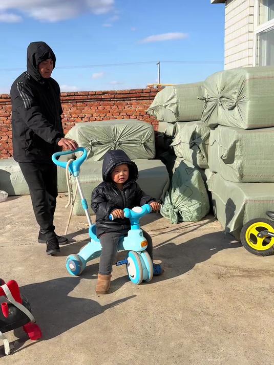 熬腊八粥腊八啦，老妈今天熬了一大锅腊八粥，黏黏糊糊拌着白糖吃