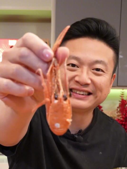 来自东海水下300多米的首颈刺铠虾！刺身葱姜炒尝尝味道怎么样