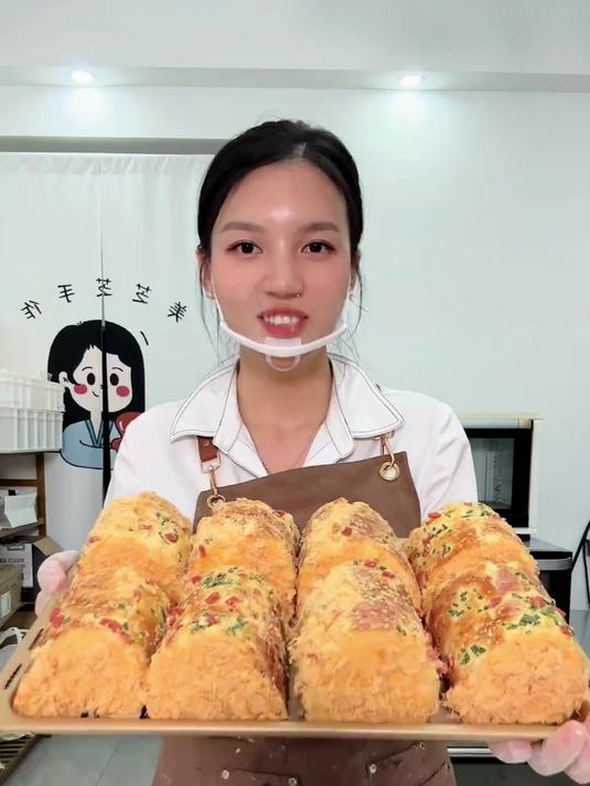 每次吃到这款 香葱肉松面包卷,就想起了小时候