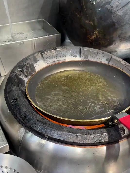 辣椒炒肉正宗的做法是什么样的，是先炒辣椒还是先炒肉#家常菜做法##辣椒炒肉#