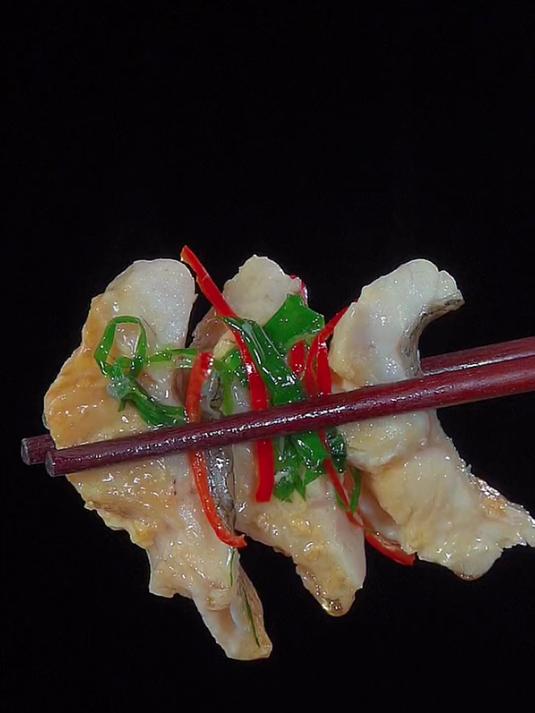 鲈鱼别光清蒸了,加上鸡蛋一起蒸,鱼肉鲜嫩,鸡蛋爽滑,简单方便