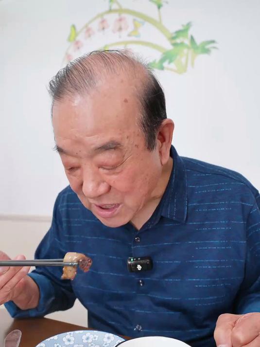 给老伴做道家庭版「葱烧海参」，家庭的调料做出饭店的味道