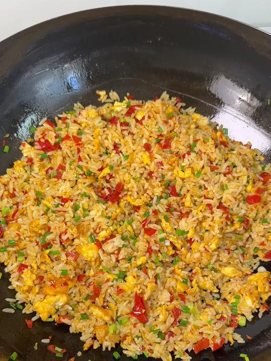 一定要试试贵州的糟辣椒蛋炒饭,一吃一个不吱声,香的很