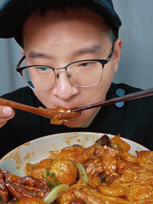 地三鲜，蚝油生菜，可乐鸡腿，照烧鱼丸，荷包蛋，可乐虾仁，汉堡