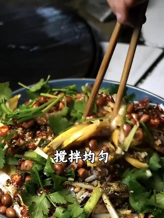 小院里，吃着锅巴饭，配上柠檬手撕鸡。那叫一个惬意！