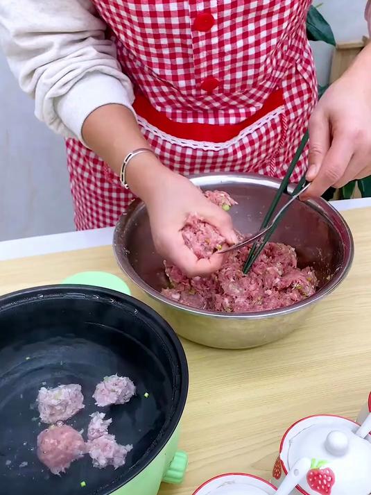 手残党也能轻松做肉丸！这个小工具一压成型，厨房必备