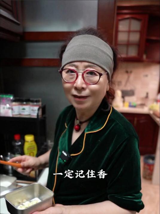 天冷来一碗热腾腾的烂糊白菜,汤鲜味美,真是又暖心又暖胃