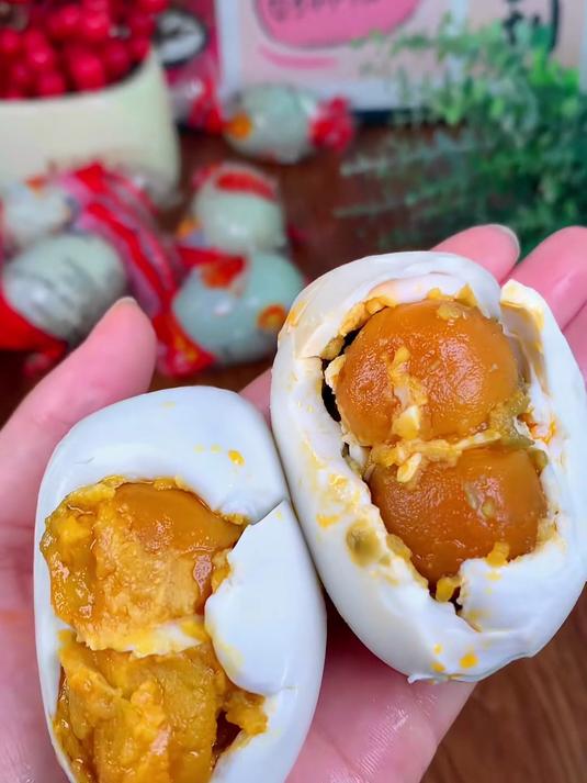 嘴馋别乱选,双黄烤海鸭蛋一口香到爆?