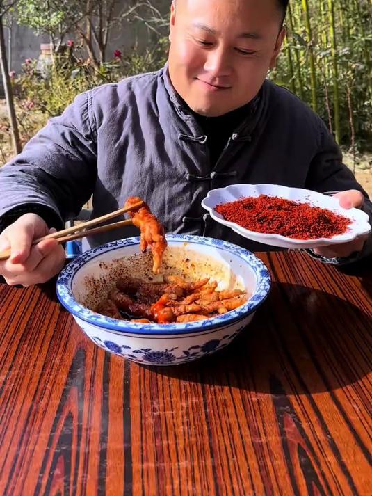 今天让大超尝尝我家的红鸡鸡爪