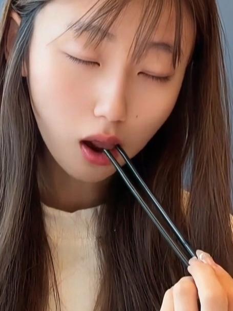 女子为了酒店里的免费早餐,强撑着睡意也要去吃