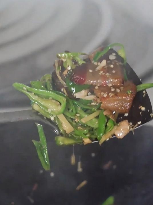 给你舌尖上的春节,农家自制烟熏腊肉,过年必备!