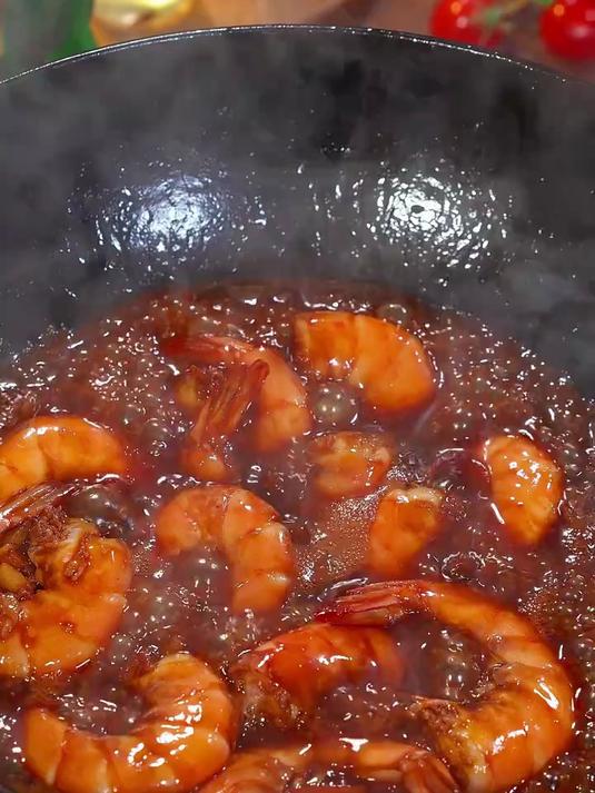 年夜饭的餐桌上给家人安排一道这个油爆大虾