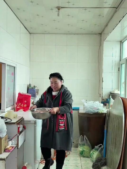 爷爷奶奶家开饭啦，火辣鸡爪，炸带鱼，#记录真实生活#