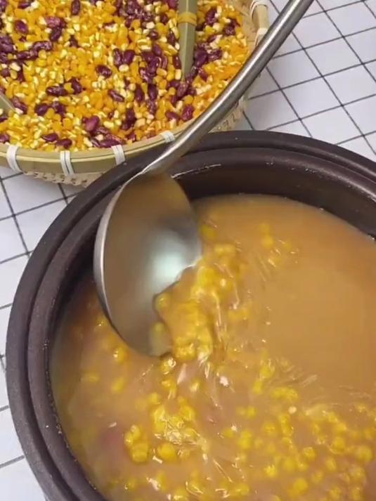 东北大碴粥好吃又营养,熬得出米油,加上芸豆爱了
