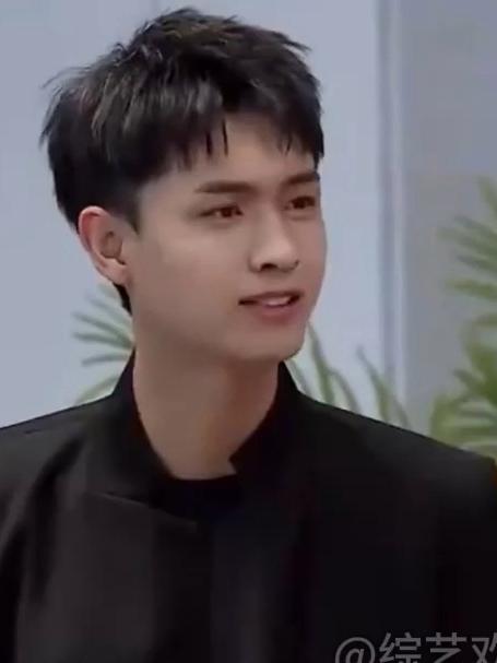 杨超越拿鸡毛掸子,戳秦霄贤屁股,老秦举动太好笑丨开播情景喜剧