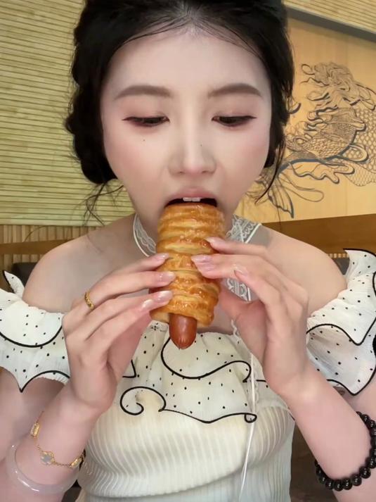 起猛了，在星巴克吃上米某林早餐了，一口爆汁香拥了