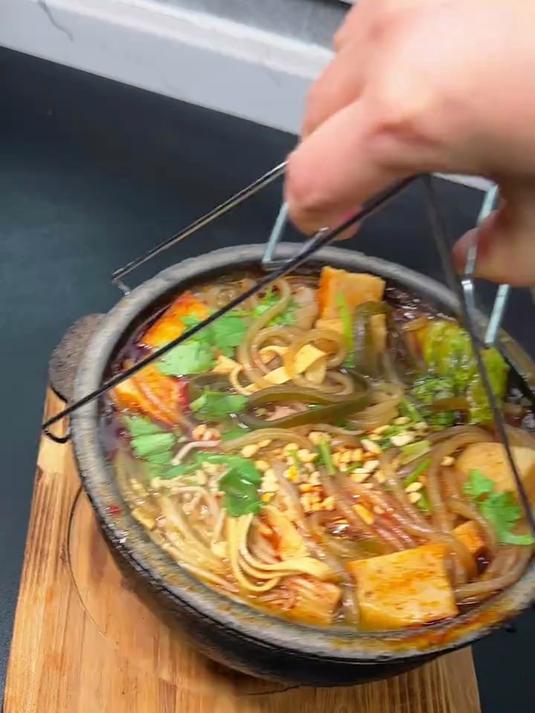 下班回家几分钟就可以搞定这个热乎乎的砂锅麻辣烫,麻麻辣辣的