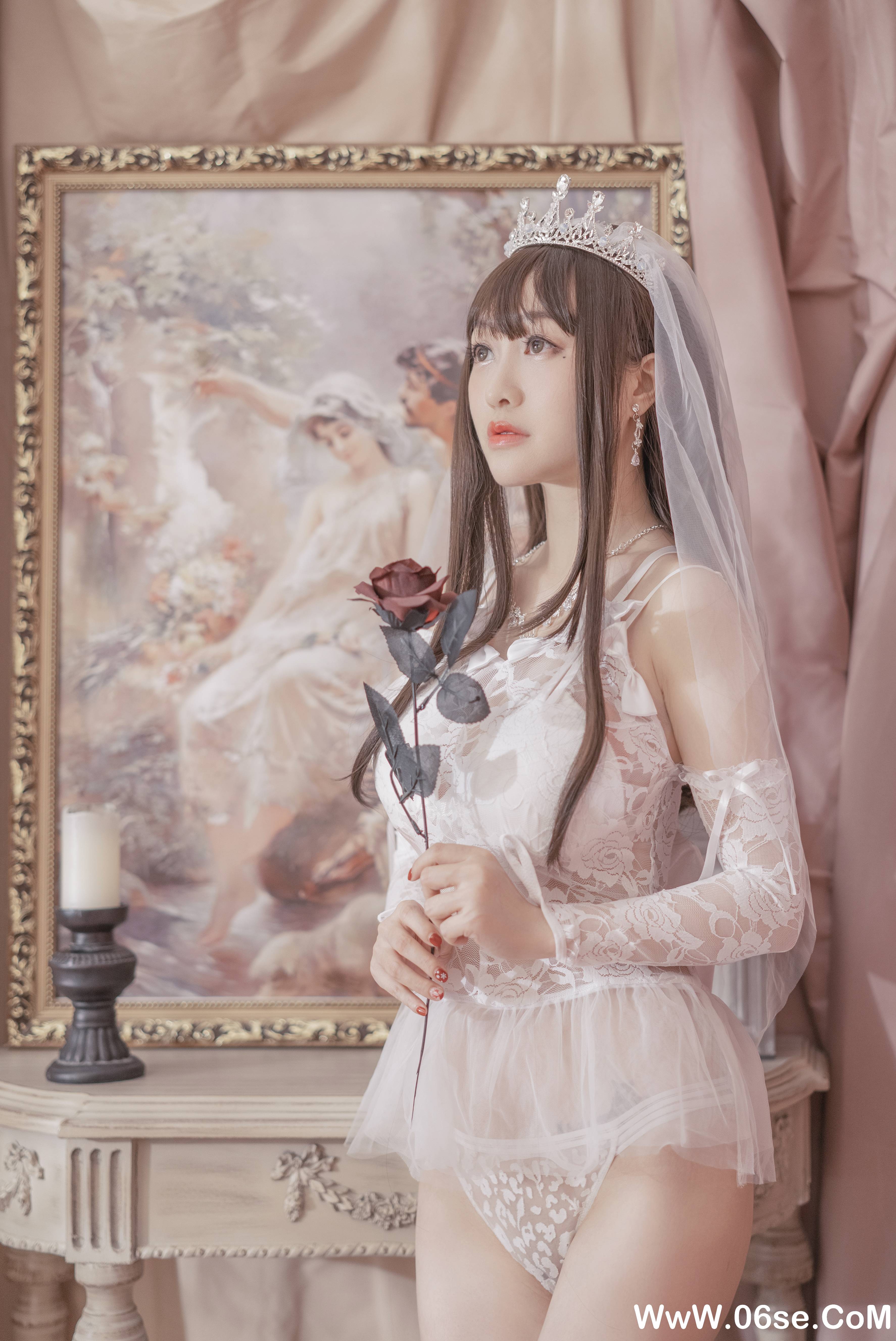 小何同学 – 052 尾巴婚纱 [30P313M]-六色网