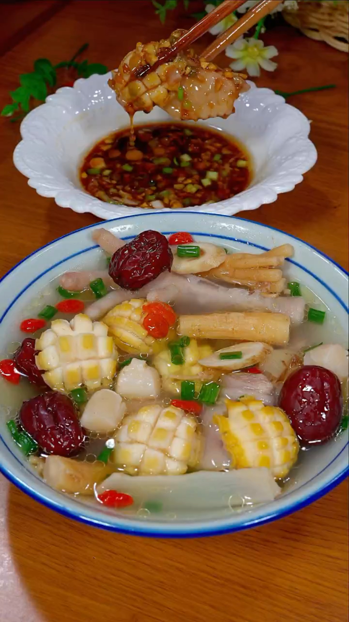 广东人的餐桌上餐餐不离汤,这煲鲍鱼鸡汤做法超简单,汤鲜味美营养又好喝