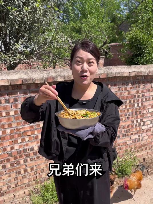 地地道道农家饭 鸡蛋番茄捞面条 你们那凉面有多少种吃法