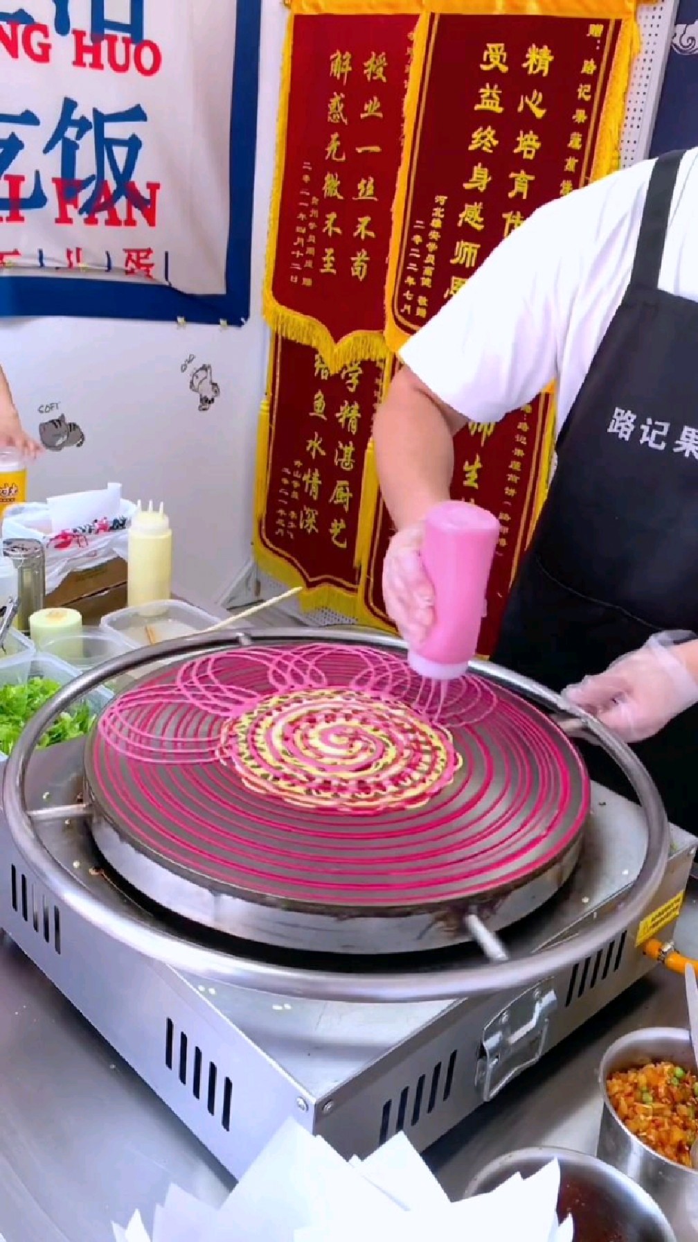 平时吃的煎饼都是玉米面儿,大米面煎饼,这种纯手工摊的彩色大煎饼更美味,营养