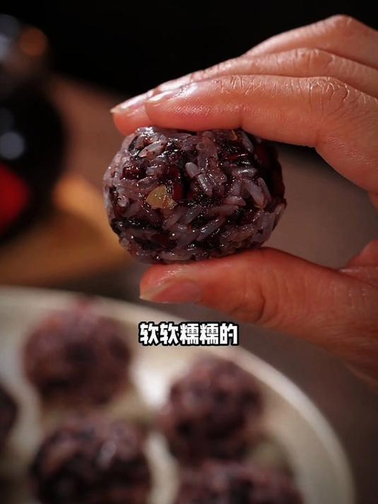 今天给大家分享一个红豆糯米丸子的做法