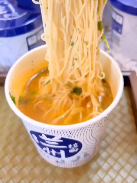 桶装兰州拉面!面条嚼着带劲不坨软,吸满肉汤