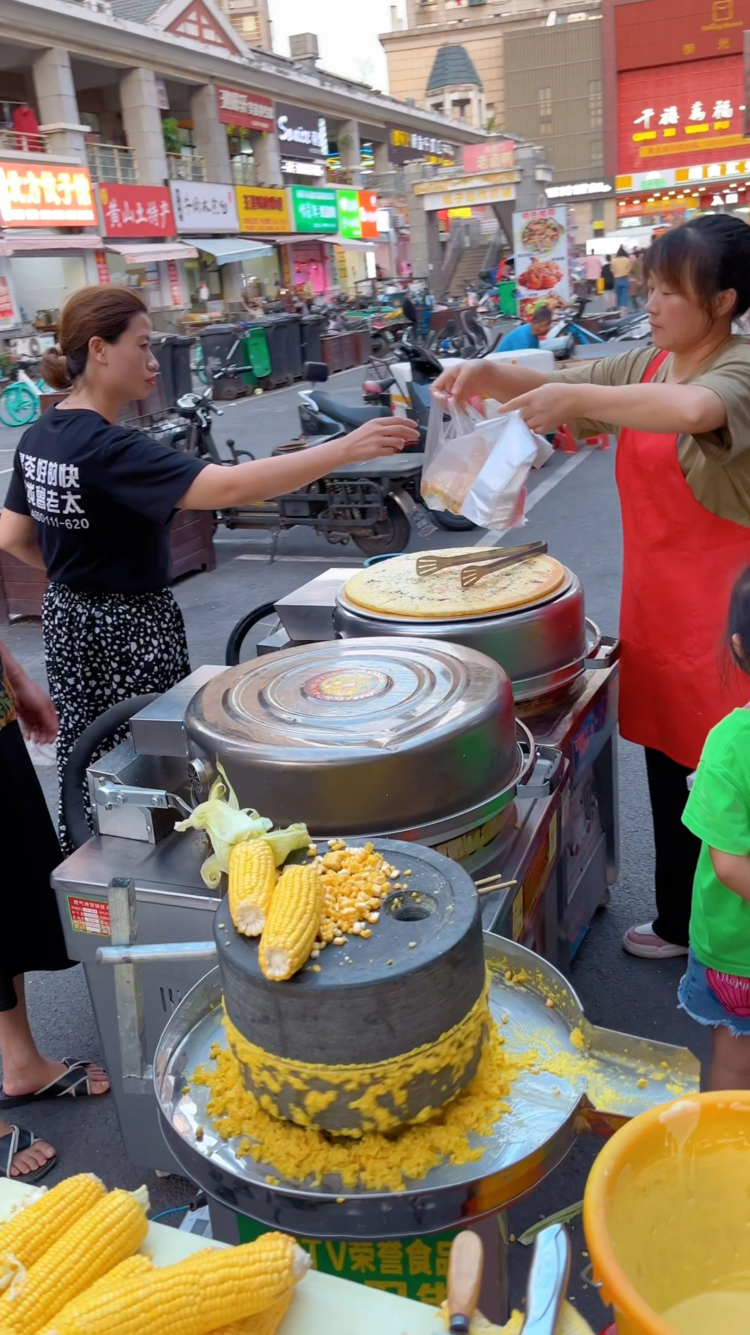 最近很火的石磨玉米饼,成本3毛卖1块,这利润也太高了