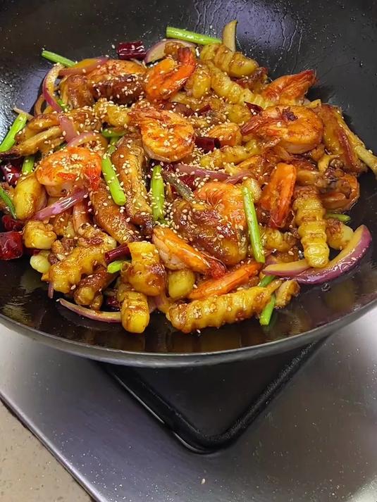 年夜饭的餐桌上必不可少的干锅大虾，做法简单