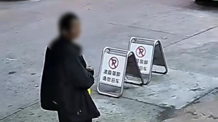 男子进店下跪磕头要一口吃的,店主免费提供面条、包子:想吃再来