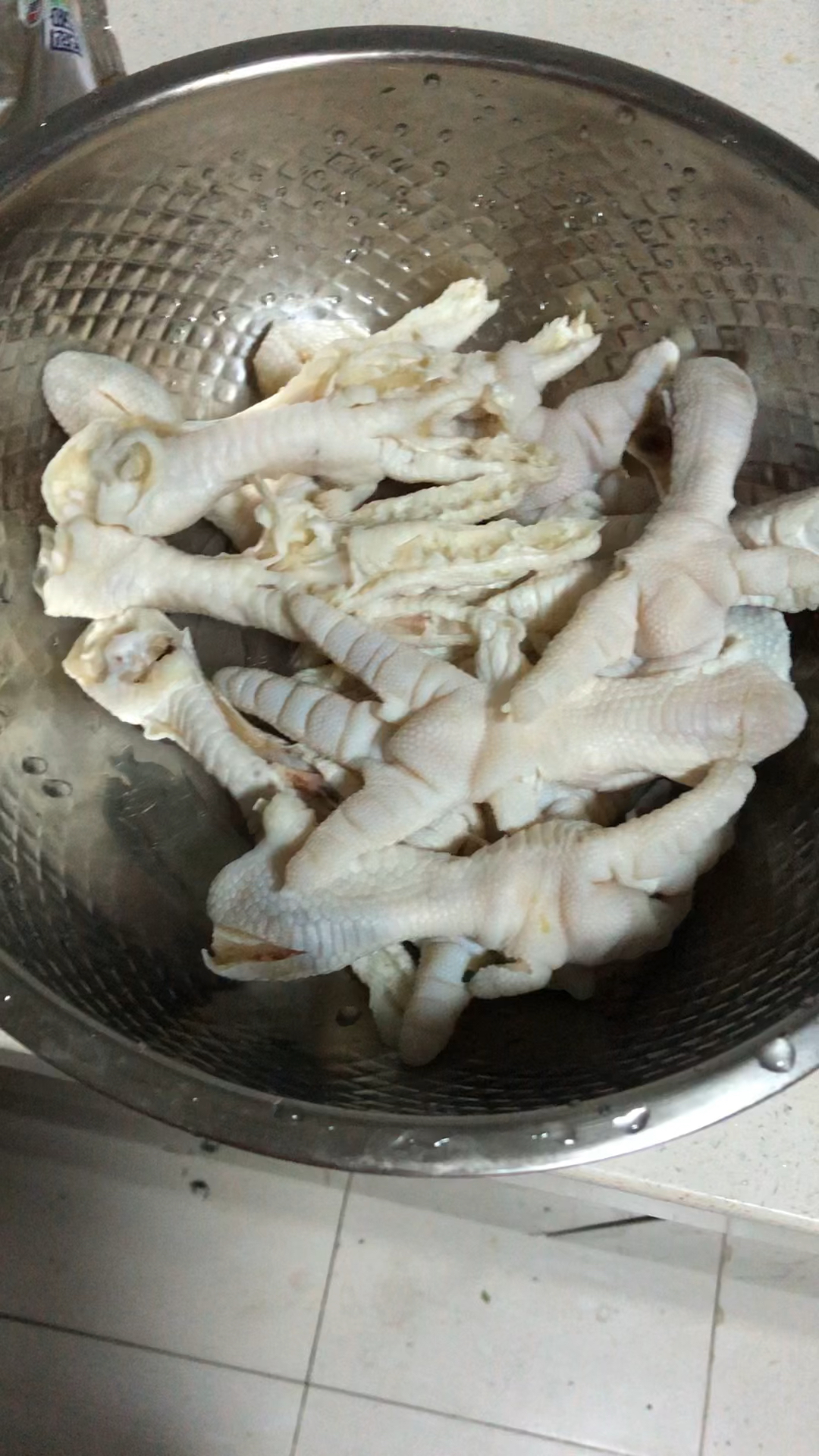 蒜香鸡爪:乌骨鸡抓炖蒜香鸡爪。不错不错。