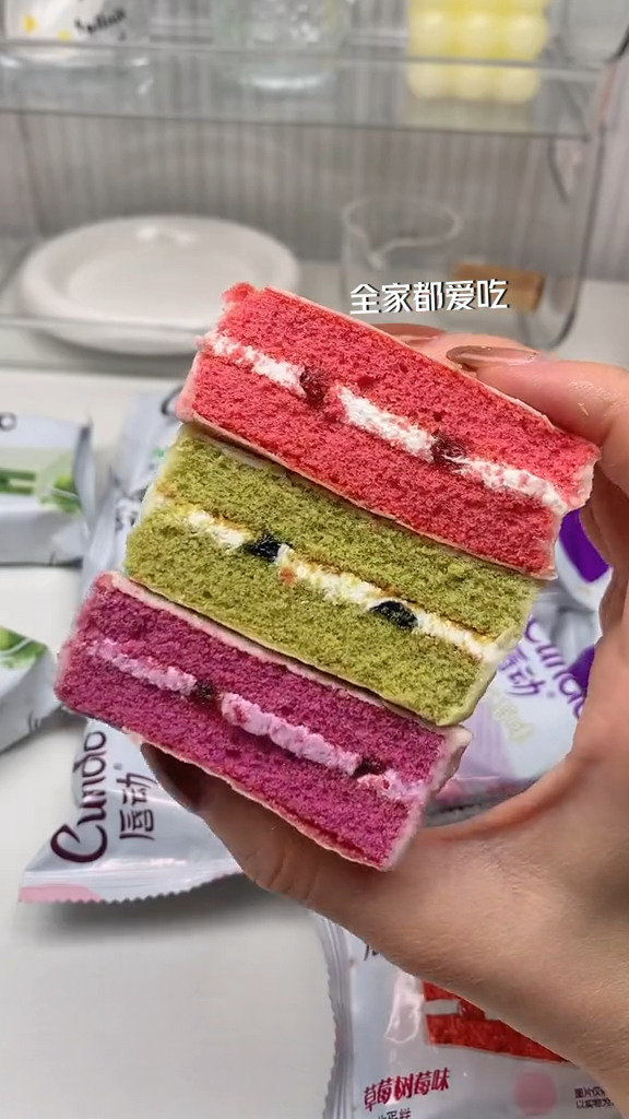 这个唇动蛋糕外面是巧克力涂层,里面是松软的蛋糕果酱夹心,真的好好吃